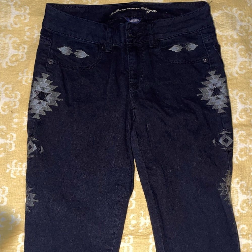 Aeo  Skinny black jeans with southwest embroidered .SZ 0 short